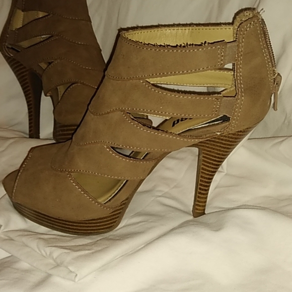Unlisted tan heels - Picture 4 of 4